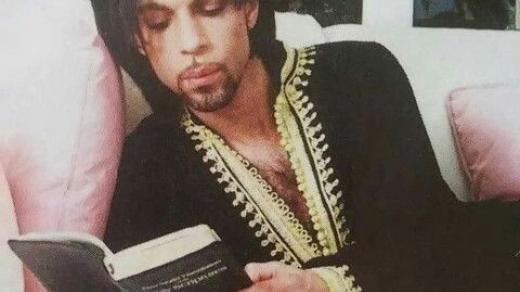 Prince čte Bibli