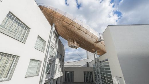 Vzducholoď Guliver na střeše Centra současného umění DOX v Holešovicích
