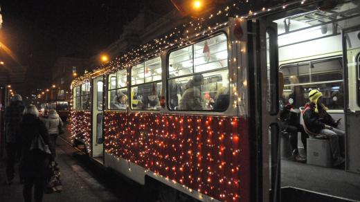 Vánoční tramvaj mohou lidé využít jako běžnou linku i jako zábavnou projížďku centrem