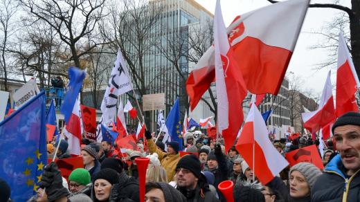 Protesty v Polsku den 3: iniciativa KOD před sídlem Ústavního soudu