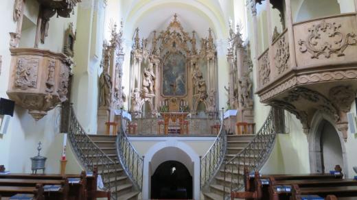 Hlavní loď Kostela sv. Havla a překrásná barokní výzdoba. Dřevořezba, která není polychromovaná