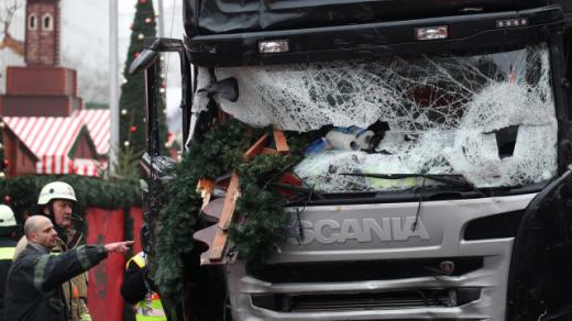 Hromadná vražda pomocí nákladního automobilu je podobná přesně dva roky starému útoku pomocí dodávky ve francouzském Nantes