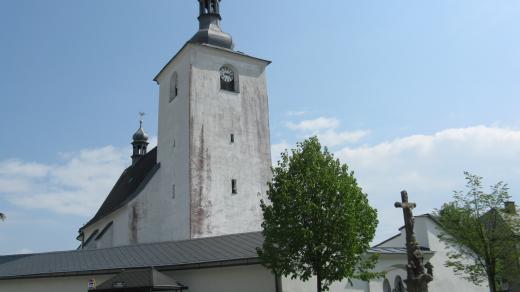 Kostel sv. Linharta v Horních Studénkách trošku připomíná pevnost a ladovský kostelík zároveň