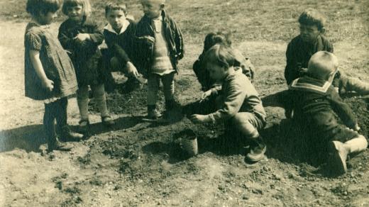 Žánrová fotografie plzeňských dětí. Konec 30. let 20. století
