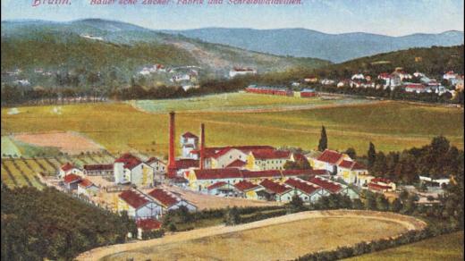 Pohled na Bauerův cukrovar v Brně (vedle dnešního veledromu) a práznou plochu budoucího výstaviště. Pohlednice z roku 1915