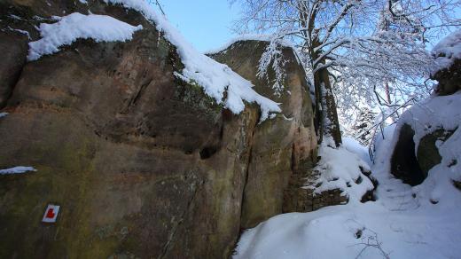 Skalní sídlo na okraji Prachovských skal v  Českém ráji se původně jmenovalo Husí nůžka