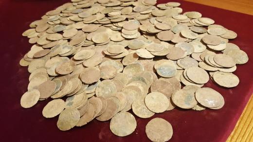 Muž našel v lese stříbrné mince z doby Václava IV.