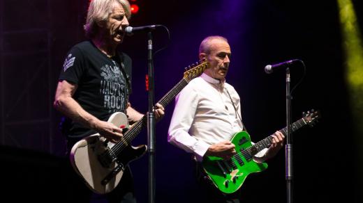 Rick Parfitt a Francis Rossi při vystoupení Status Quo na festivalu Pause Guitare v jihofrancouzském Albi 9. 7. 2015