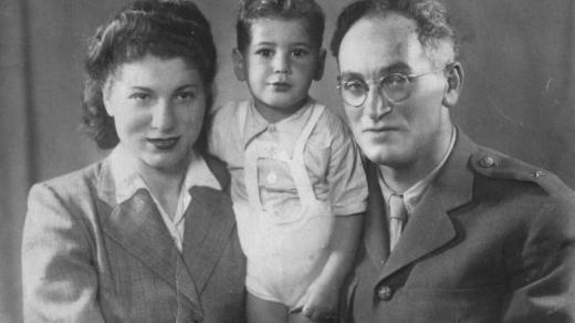 Hanuš Rezek s manželkou a malým Jehoshuou před odjezdem Hanuše do Anglie. Haifa 9. 5. 1943