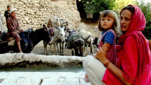 Šárka Kuchtová byla s 1,5letou dcerou Kristýnou během uzbecké mise i v Afghánistánu (2005)