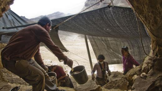 Archeologové za pomoci dobrovolníků zkoumají Jeskyni lebek v Judské poušti, aby zachránili vzácné svitky před lupiči