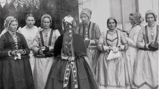 Kroje fotografoval také spisovatel Jindřich Šimon Baar. Na snímku z roku 1892 zachytil skupinu žen z Labutě v německém kroji. Jednu z nich dokonce přiměl, aby se postavila zády k fotoaparátu, aby tak mohl dokumentovat kroj zezadu