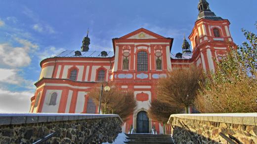 Kostel stojí na výrazném pahorku nad okolím