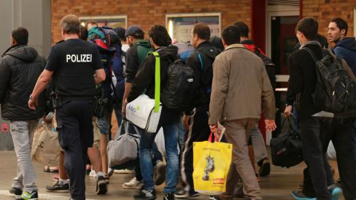 Německá policie doprovází uprchlíky