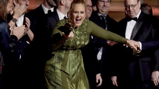 Adele přebírá další Grammy 