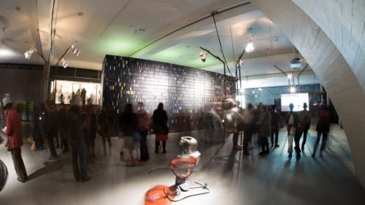 Podmořské kabely a chrám z videokazet. Výstava berlínského Transmediale promlouvá o umělé inteligenci i skrytých strukturách světa