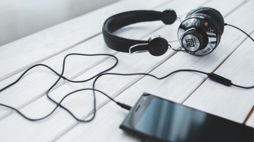 mobil - podcast - poslech hudby - poslouchat hudbu  