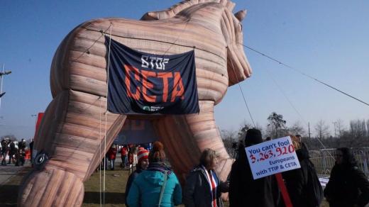 Proti obchodní dohodě CETA protestovali lidé na ulici i v europarlamentu
