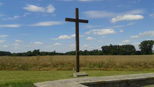 Tragickou událost vyvraždění Slavníkovců připomíná obrovský dřevěný kříž