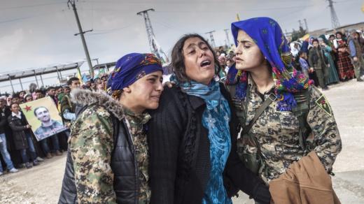 Pohřeb martyrů v Kobaní. Matka oplakává svou dceru, která zahynula v bojích proti IS
