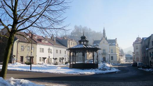 Dominantou Komenského náměstí v Brandýse nad Orlicí je historická budova radnice