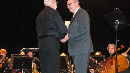 Karel Krasnický s dirigentem Jaroslavem Krčkem po provedení jeho Koncertu pro dudy a orchestr na MDF ve Strakonicích v roce 2012