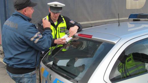 Pokud se řidič dopustí přestupku, policisté ho musí zastavit a záležitost s ním vyřešit
