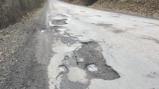 Silnice z Podělus do Týnce nad Sázavou je po letošní zimě rozbitá