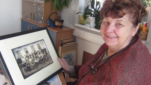 Hana Portová s fotografií od zaměstnanců, která vznikla podle sto let staré fotky; překvapení k pětasedmdesátým narozeninám.  