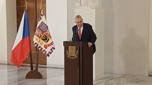 Miloš Zeman na tiskové konferenci, kde oznámil svoji další kandidaturu
