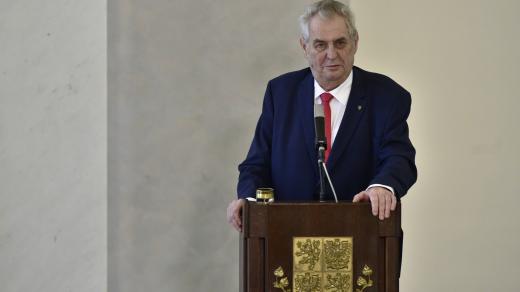 Miloš Zeman na tiskové konferenci, kde oznámil svoji další kandidaturu