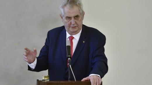 Miloš Zeman na tiskové konferenci, kde oznámil svoji další kandidaturu