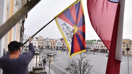 Na havlíčkobrodské radnici zavlála tibetská vlajka v rámci každoroční mezinárodní akce Vlajka pro Tibet. Na snímku pracovník radnice Jaroslav Šlégr při instalaci vlajky