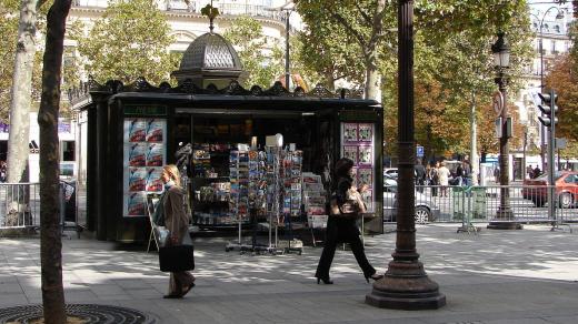 Tradiční novinový stánek na bulváru Champs-Elysées