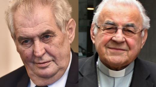 Kardinál Vlk (vpravo) byl častým kritikem prezidenta Miloše Zemana