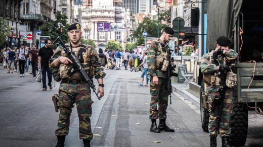 Belgičtí vojáci v ulicích Bruselu
