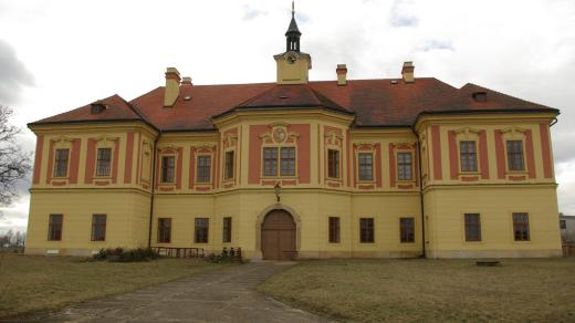 Barokní trojkřídlý zámek Sloupno na Novodydžovsku