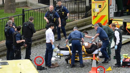 Údajný útočník z Londýna. Červeně jsou zakroužkovány nože.