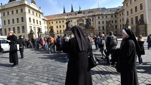 Na Pražský hrad míří dnes nejen turisté, ale i smuteční hosté, kteří se chtějí naposledy rozloučit s kardinálem Miloslavem Vlkem