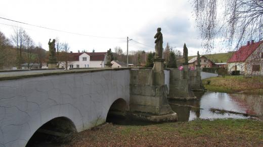Most v Bělé nad Radbuzou zdobí šest soch