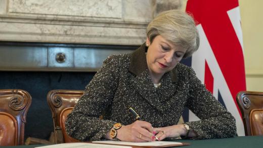 Britská premiérka Theresa Mayová podepisuje dopis, kterým se aktivu článek 50 Lisabonské smlouvy