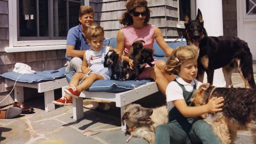 John F. Kennedy s rodinou a psy