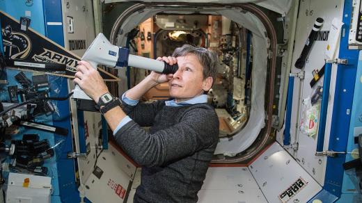 Austronautka Peggy Whitsonová si kontroluje zrak oftalmoskopem