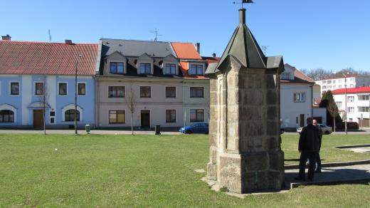 Věžičkovitá studna je ozdobou bochovského náměstí