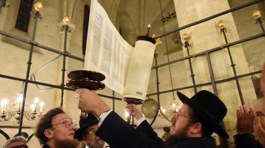 Slavnost vnášení nových svitků Tóry do Staronové synagogy v Praze