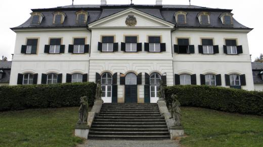 Průčelí zámku otočené do krajiny potvrzuje inspiraci francouzskými vlivy