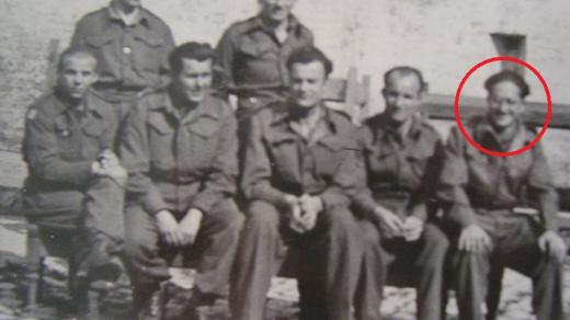Bedřich Utitz (v první řadě první zprava) a další zajatci u Dunkerque