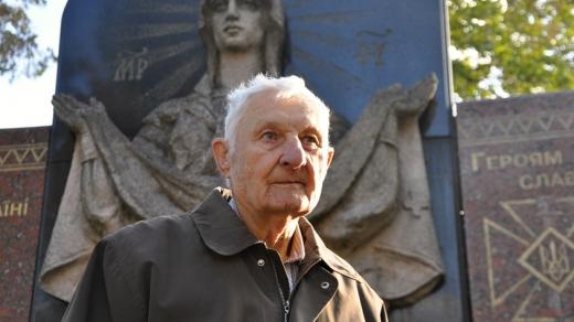 Anatolij Drozdovič před pomníkem padlých bojovníků UPA v Ljubovli