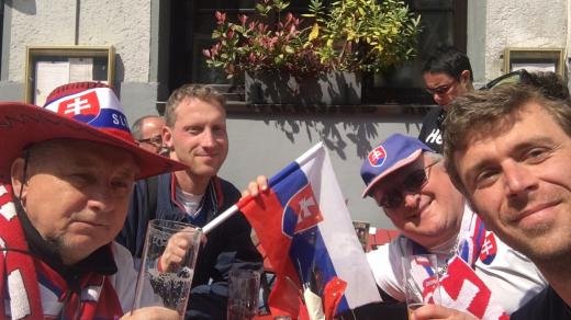 Pavel Polák si se slovenskými hokejovými fanoušky Vincentem, Michalem a Imrem pořídil selfie