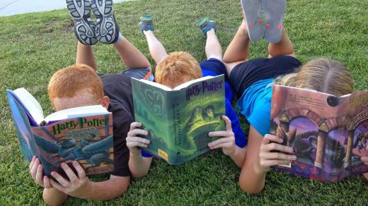 Děti čtou Harry Pottera